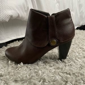 Heeled ankle bootie